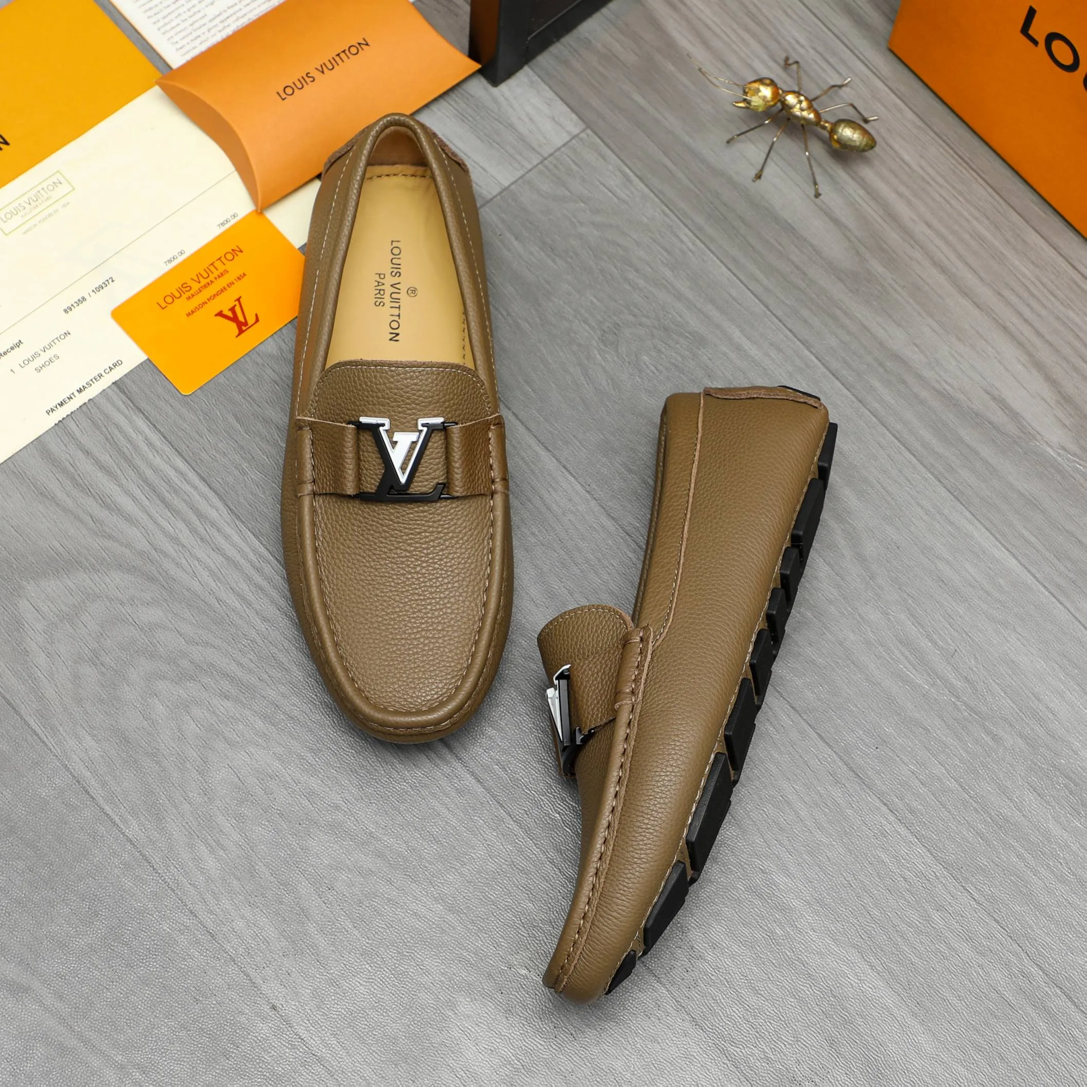 Men's shoes 💰420 Product trademark: LV "Louis Vuitton" casual slip-on shoes Regular size: 38-46 (45.46 custom-made, non-returnable) Product materials: Selected pebbled cowhide upper, sheepskin lining, original rubber outsole